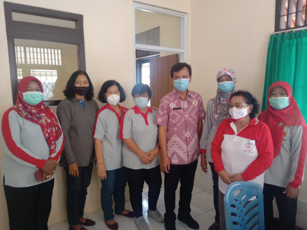 Team kesehatan bersama bapak kepala Puskesmas Candilama serta ketua SKD dari masing-masing kelurahan berfoto bersama